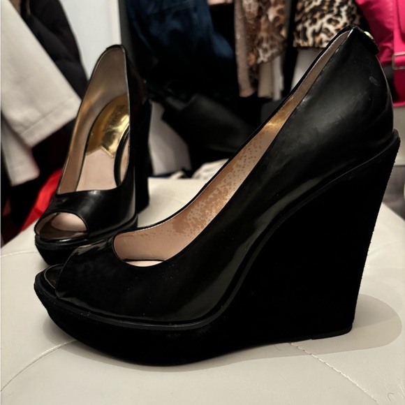 Michael Kors Women's
Dalia Wedge Peep Toe Platform shoe. Size 8. - Picture 2 of 6